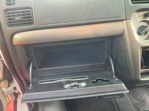 グローブボックス付♪車検証などの収納に便利です♪