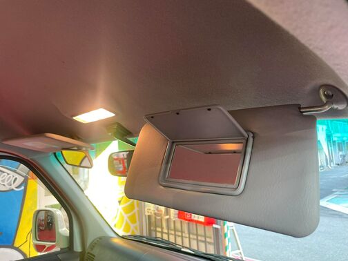 サンバイザーミラー付♪身だしなみチェックにも便利です♪