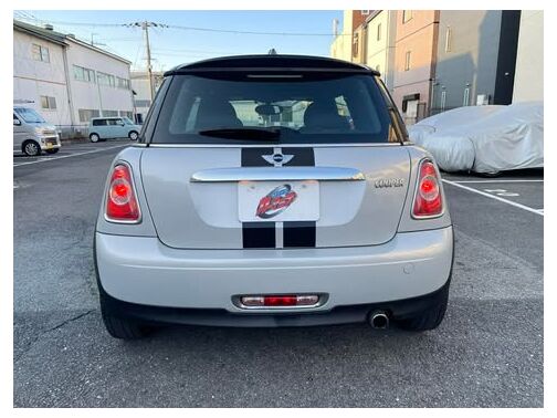 リアまで続くストライプで統一感のあるデザイン！後ろ姿も抜かりなしです！