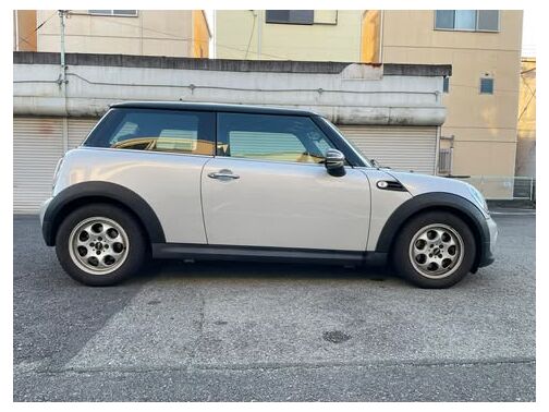 コンパクトで扱いやすいボディサイズながら、しっかり存在感のあるサイドビューです！