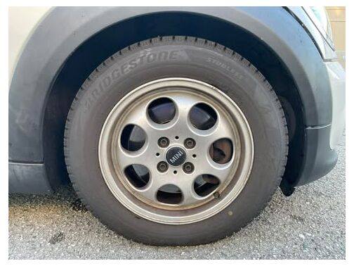 丸みのある純正ホイールでMINIらしい足元を演出しています！