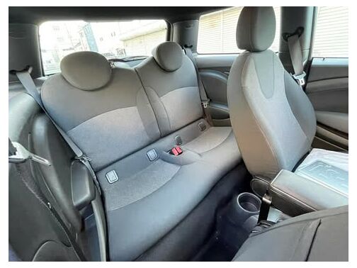 コンパクトながら後部座席もしっかりスペース確保！