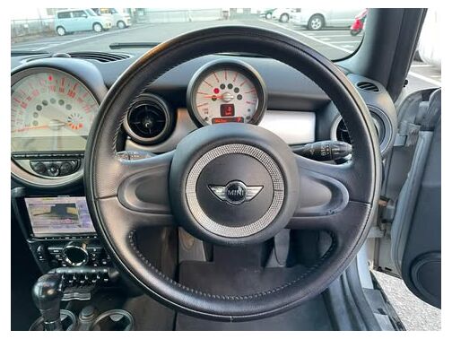 運転席からの視界も良好！MINIらしいデザインでドライブが楽しくなります♪