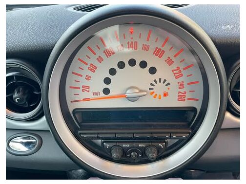 インパクトあるセンターメーター！遊び心あるMINIらしい内装です♪