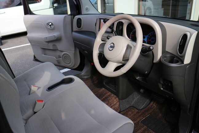 運転席まわりには十分なスペースがあり、大柄な方でもゆったり運転していただける環境です。