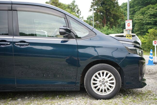 深緑色で他車とあまりかぶらないデザイン、目立つ傷も少なく綺麗な状態です！