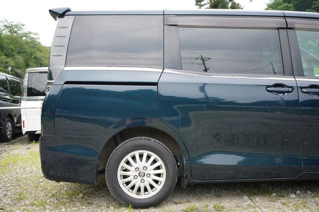 深緑色で他車とあまりかぶらないデザイン、目立つ傷も少なく綺麗な状態です！