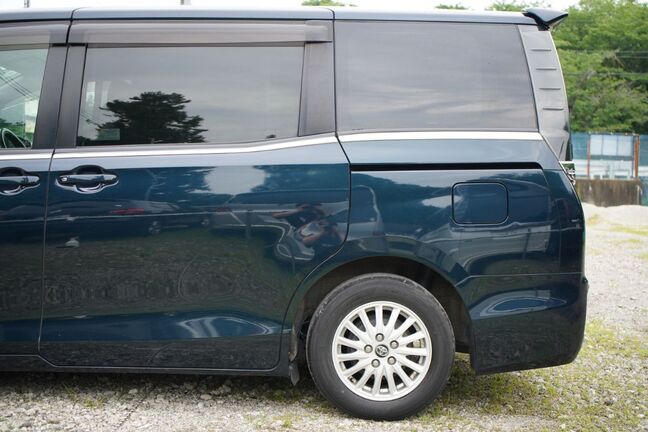 深緑色で他車とあまりかぶらないデザイン、目立つ傷も少なく綺麗な状態です！