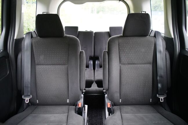 2列目シートウォークスルー、前後左右独立で移動可能です！