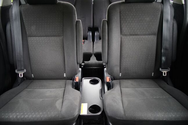 ドリンクホルダーテーブルも付いてるため大人数での移動も快適です！