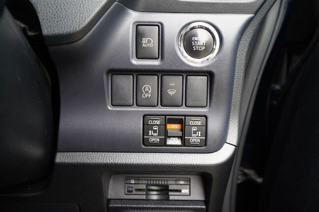 両側パワースライドドア、アイドリングストップ機能付き！