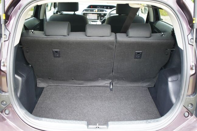 シートを倒すことで広々空間大きな荷物も収納可能です！