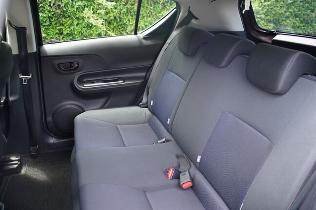 目立つ汚れ、穴開き等なく綺麗な状態です！