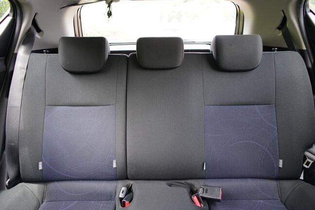 目立つ汚れ、穴開き等なく綺麗な状態です！