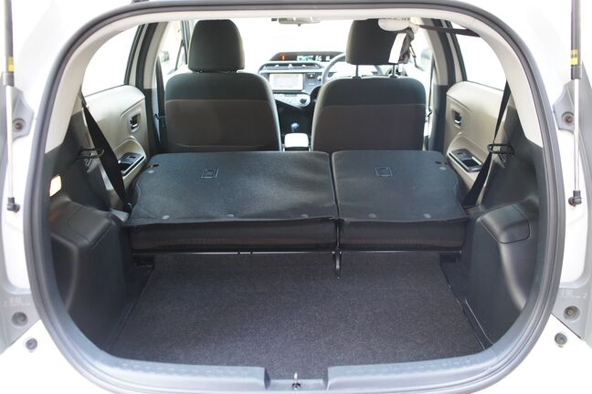 シートを倒すことで広々空間で大きな荷物も収納可能です！