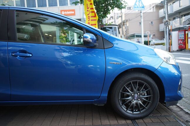 色鮮やかな青色で大きな目立つ傷もなく綺麗な状態です！