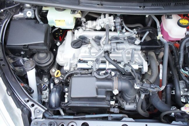約6万キロの低走行車の為綺麗なエンジンルームです！