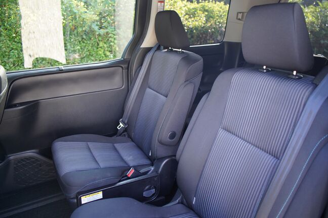 2列目は広々足元空間で快適に過ごすことができます！