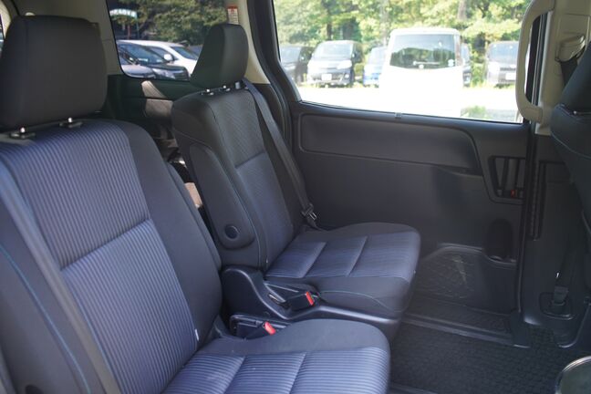 2列目は広々足元空間で快適に過ごすことができます！