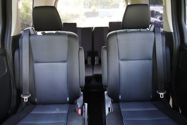 2列目は広々足元空間で快適に過ごすことができます！