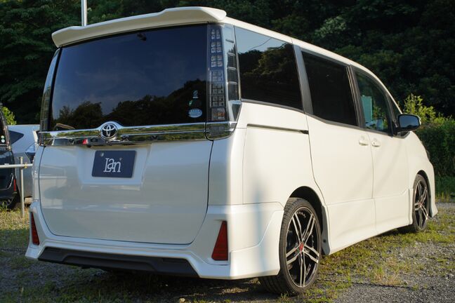 人気色白色ボディでTRDフルエアロ！