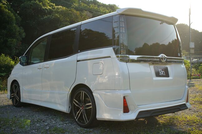 人気色白色ボディでTRDフルエアロ！