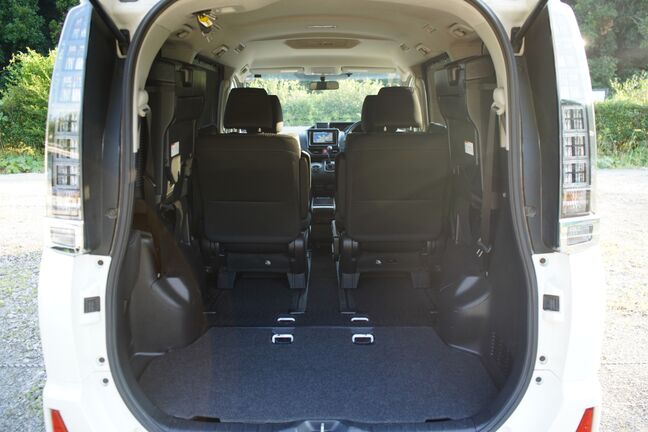 3列目シートを上げることで大きな荷物も収納可能！