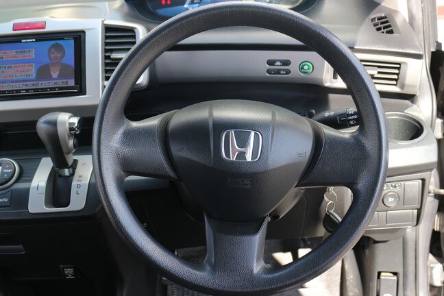 ハンドルの状態が悪いと運転に集中できませんよね。こちらの車、お気軽にお問い合わせください。