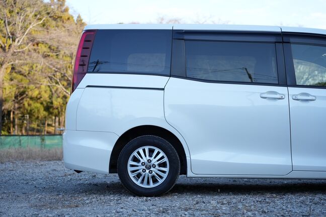 人気色の白色ボディ、右側面に大きな目立つ傷もなく綺麗な状態です！