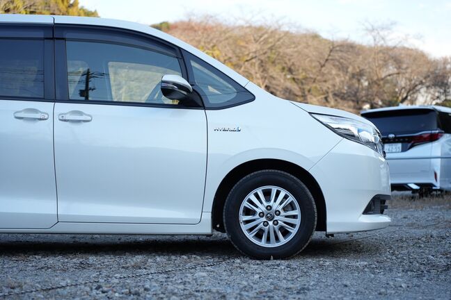 人気色の白色ボディ、右側面に大きな目立つ傷もなく綺麗な状態です！