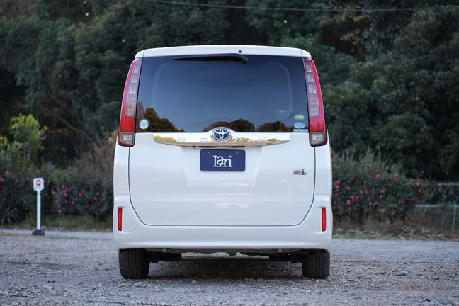 人気色の白色ボディ、リア回りには
大きな目立つ傷もなく綺麗な状態です！