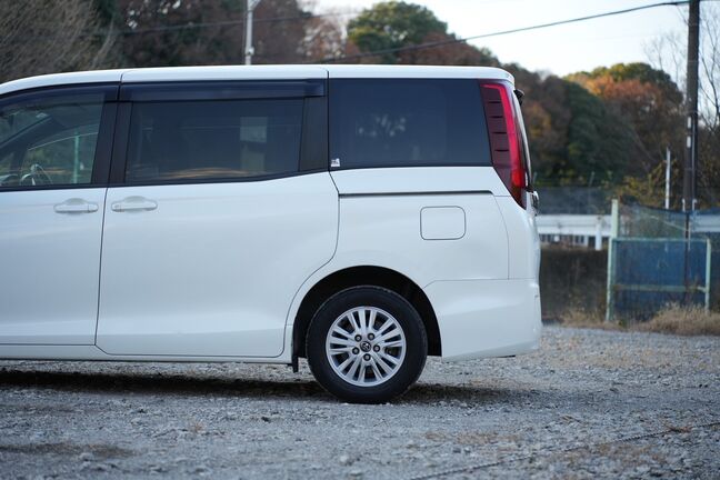 人気色の白色ボディ、右側面大きな目立つ傷もなく綺麗な状態です！