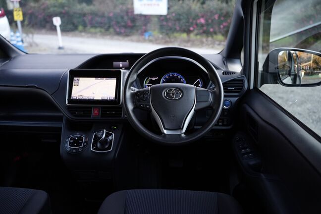 黒基調で統一されているシンプルでかっこいいインパネ回り！