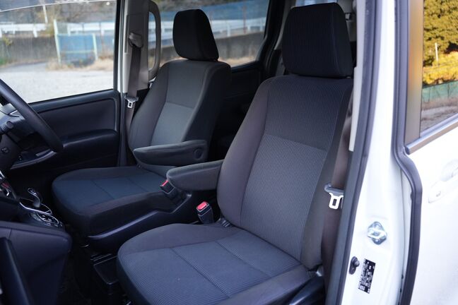 汚れ穴あきもなく綺麗な前席！
清潔感があって心地よいです