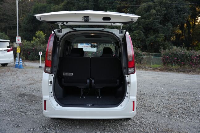 トランクも広々スペースで座席を上げることで大きな荷物も収納可能！