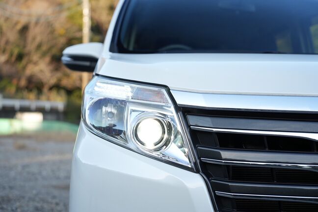 ヘッドライトにも汚れひび割れ等ございません
明るいライトですので夜間の運転も安心できます