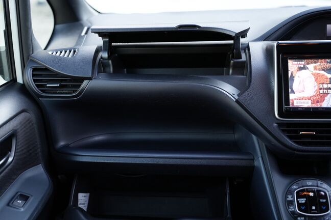 助手席にも収納がたくさんございます