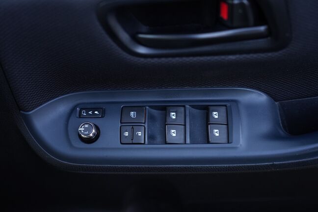 運転席から窓を開閉いただけます。