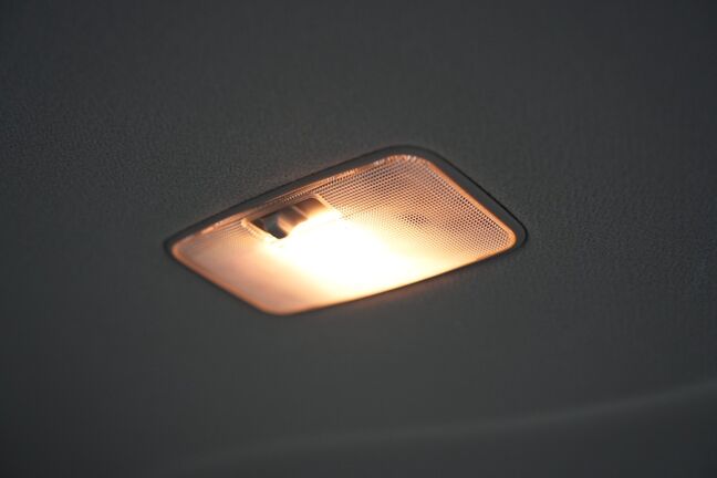 天井には照明付きです
暗い時の作業にも最適です