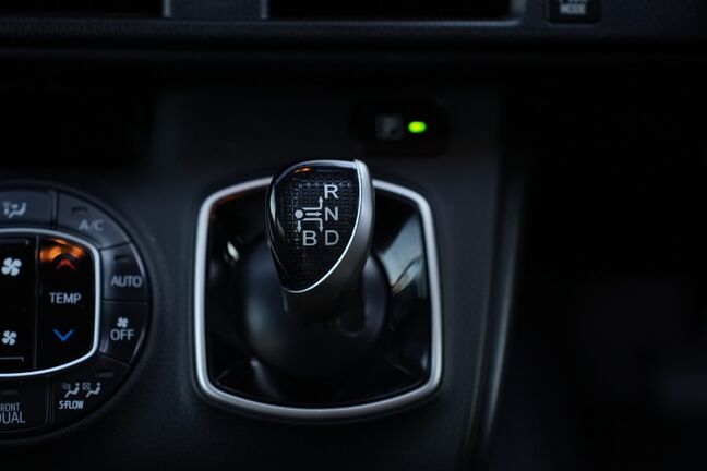 シフトレバーは特殊な形状ですがなれればとても使いやすいものになっています