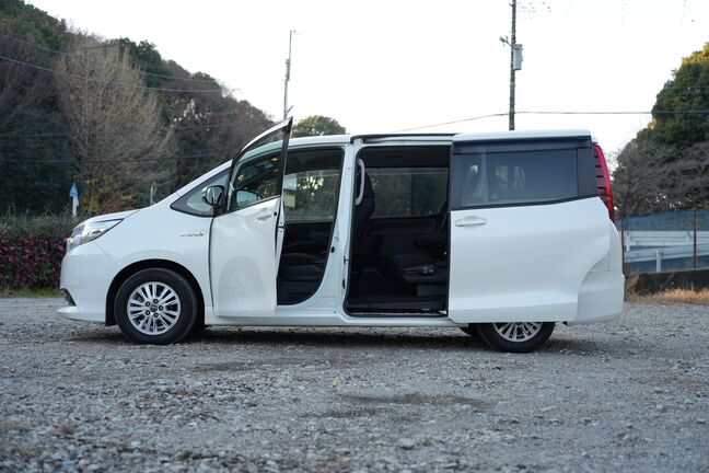 両側電動スライドドアになっております
乗り降りや荷物の積み下ろしがしやすくなっています