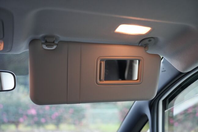 車内ミラーにはもちろん照明付きです
車内での作業や化粧などがしやすくなっております