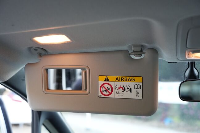 車内ミラーにはもちろん照明付きです
車内での作業や化粧などがしやすくなっております