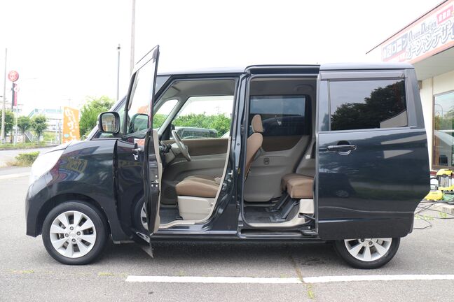 パワースライドドア】スマートキーや運転席のスイッチでスライドドアの開閉が可能。電動だから力をいれてドアを開ける必要が無く、小さなお子様でも重い荷物を持っている時もラクに開け閉めできます。