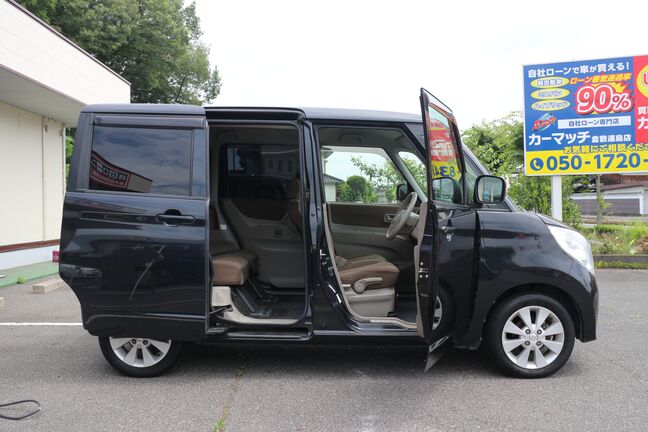パワースライドドア】スマートキーや運転席のスイッチでスライドドアの開閉が可能。電動だから力をいれてドアを開ける必要が無く、小さなお子様でも重い荷物を持っている時もラクに開け閉めできます。