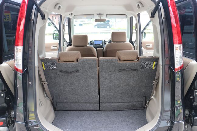 普段のお買い物や通勤、送迎時に十分な荷物スペースを確保しております。セカンドシートを倒すと、大きな荷物の積載も可能です。