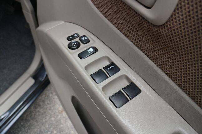 【電動収納ミラー】サイドミラーは電動格納式となっており、狭い駐車場でもキズがつくリスクを抑えられます。
