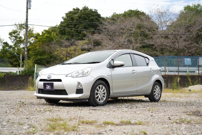 ハイブリッド車で実用性と低燃費性を重視したお車です！【アクア】