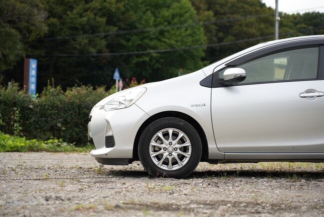 ハイブリッド車で実用性と低燃費性を重視したお車です！【アクア】