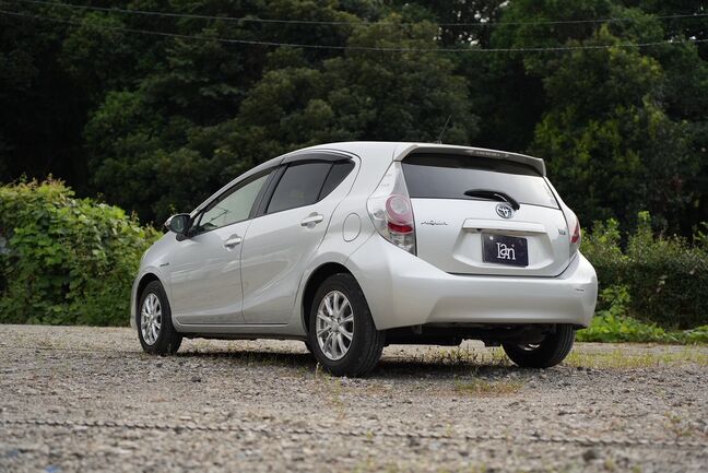 全長約 4 m、幅 1.7 m 程度で小回りがしやすい大きさです。街乗り・駐車にも適しています！【アクア】